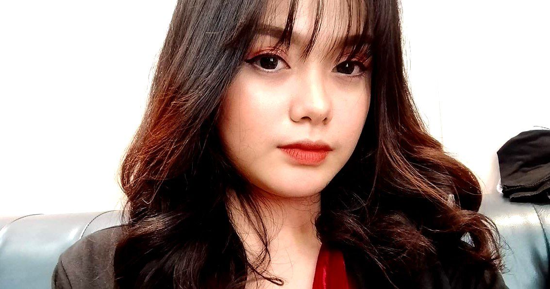 Cô giáo Trâm Anh mở lớp học tiếng anh cho các em , vừa học vừa thủ